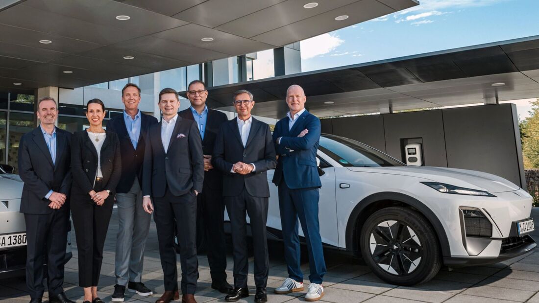 Gruppenfoto von Führungskräften von Changan, Arval Deutschland und Consors Finanz vor einem Elektrofahrzeug.