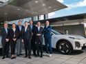 Gruppenfoto von Führungskräften von Changan, Arval Deutschland und Consors Finanz vor einem Elektrofahrzeug.
