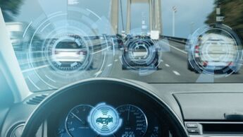 Head-up-Display zeigt Telematik-Datenpunkte und Fahrzeugerkennung auf Autobahn – Symbolbild für vernetzte Flottendaten.