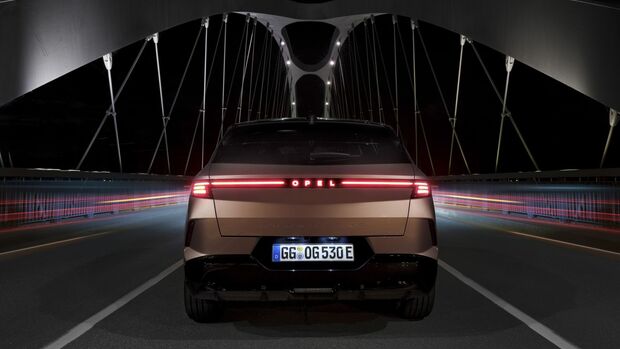 Heck des Opel Grandland mit durchgehendem LED Leuchtband und Schriftzug