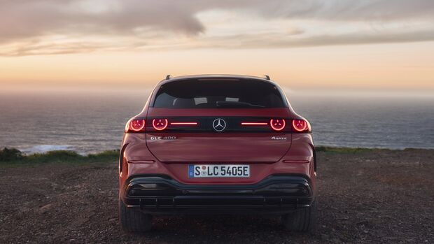 Heckansicht Mercedes GLC mit EQ-Technologie vor Küstenlandschaft