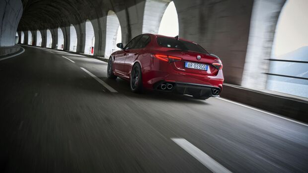 Heckansicht der Alfa Romeo Giulia Quadrifoglio während der Fahrt durch einen Tunnel