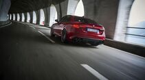 Heckansicht der Alfa Romeo Giulia Quadrifoglio während der Fahrt durch einen Tunnel