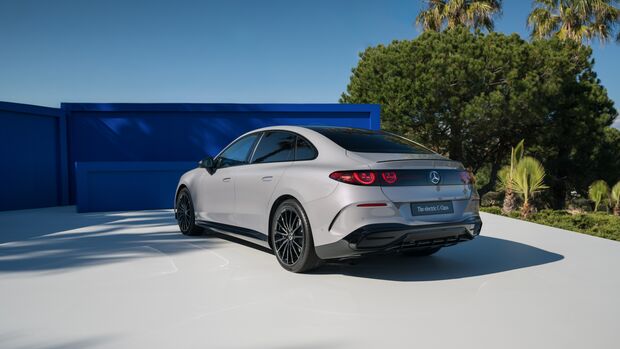 Heckansicht der elektrischen Mercedes C-Klasse mit durchgehenden LED-Rückleuchten