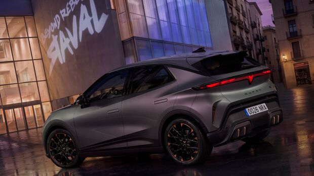 Heckansicht des Cupra Raval mit durchgehender Lichtleiste bei Nacht