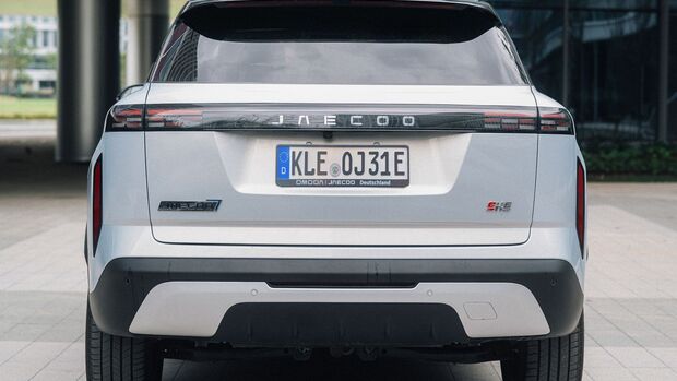 Heckansicht des Jaecoo 7 SHS mit durchgehendem LED-Leuchtenband