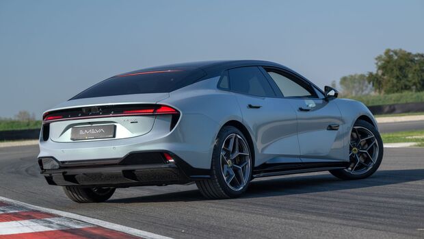 Heckansicht des Lotus Emeya mit durchgehendem LED-Rücklicht auf einer Rennstrecke