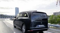 Heckansicht des Mercedes-Benz VLE während der Fahrt auf einer Straße.