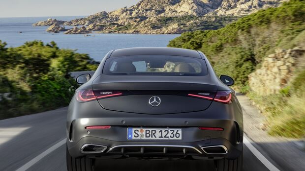 Heckansicht des Mercedes CLE 300 4Matic Coupé auf einer Küstenstraße mit Felsen und Meer.
