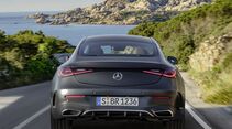 Heckansicht des Mercedes CLE 300 4Matic Coupé auf einer Küstenstraße mit Felsen und Meer.