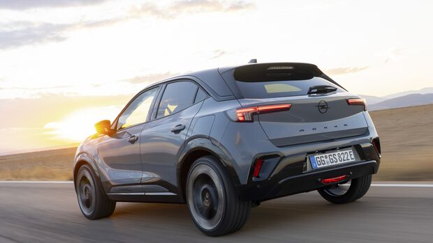 Heckansicht des Opel Mokka GSE während der Fahrt