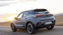 Heckansicht des Opel Mokka GSE während der Fahrt