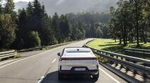 Heckansicht des Polestar 4 auf kurviger Landstrasse in bergiger Umgebung