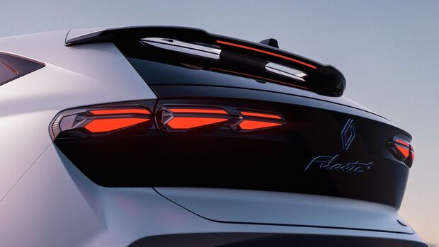 Heckansicht des Renault Filante mit dreiteiligen LED-Rückleuchten und beleuchtetem Renault-Logo.