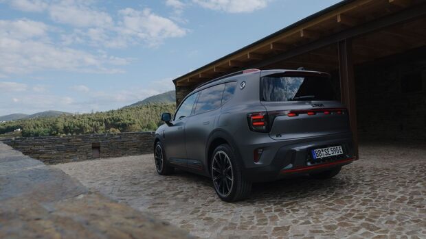 Heckansicht des Smart #5 Brabus auf gepflastertem Hof mit Blick auf die Rückleuchten.