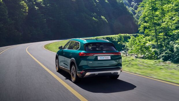 Heckansicht des Togg T10X Elektro-SUV während der Fahrt auf kurviger Landstraße.