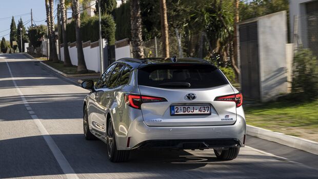 Heckansicht des Toyota Corolla Touring Sports 2.0 Hybrid während der Fahrt auf einer Straße.