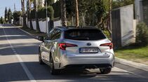 Heckansicht des Toyota Corolla Touring Sports 2.0 Hybrid während der Fahrt auf einer Straße.