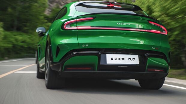 Heckansicht des Xiaomi YU7 mit durchgehendem Rückleuchtenband während der Fahrt.