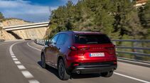 Heckansicht des roten Mazda CX-5 waehrend der Fahrt auf einer Landstrasse
