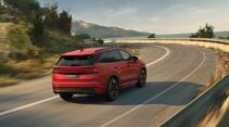 Heckansicht des roten Skoda Kodiaq RS 4x4 während der Fahrt auf kurviger Straße.