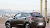 Heckansicht eines Mazda2 Typ DJ als Fünftuerer, schraeg von hinten fotografiert.