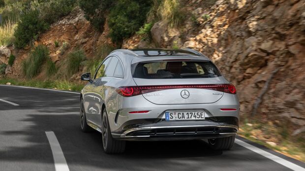 Heckansicht eines Mercedes CLA Shooting Brake auf kurviger Landstraße