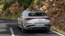 Heckansicht eines Mercedes CLA Shooting Brake auf kurviger Landstraße
