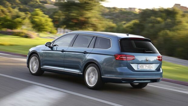 Heckansicht eines VW Passat B8 Variant während der Fahrt auf einer Landstraße.