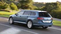 Heckansicht eines VW Passat B8 Variant während der Fahrt auf einer Landstraße.