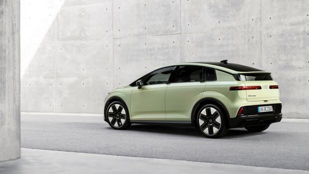 Hellgrüner Audi A2 e-tron in schräger Heck- und Seitenansicht vor einer Betonwand.