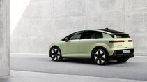 Hellgrüner Audi A2 e-tron in schräger Heck- und Seitenansicht vor einer Betonwand.