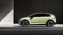 Hellgrüner Audi A2 e-tron in vollständiger Seitenansicht vor einer dunklen Gebäudefassade.