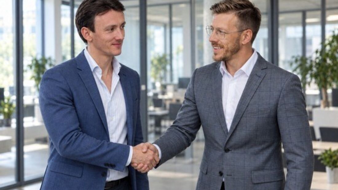 Helmut Käser von Shiftmove und Rene Dietzel von Innovation Group besiegeln ihre Kooperation für digitales Schadenmanagement im Fuhrpark.