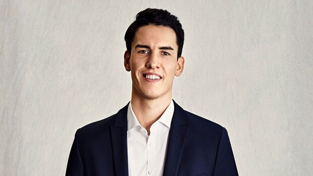 Henning Ludes von Berylls im dunklen Anzug vor hellem Hintergrund.