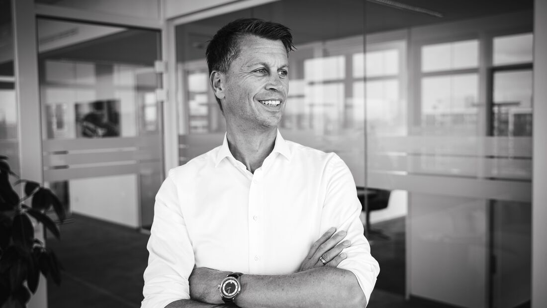 Herrik van der Gaag, scheidender Geschäftsführer von Volvo Car Germany, im Porträt mit verschränkten Armen.