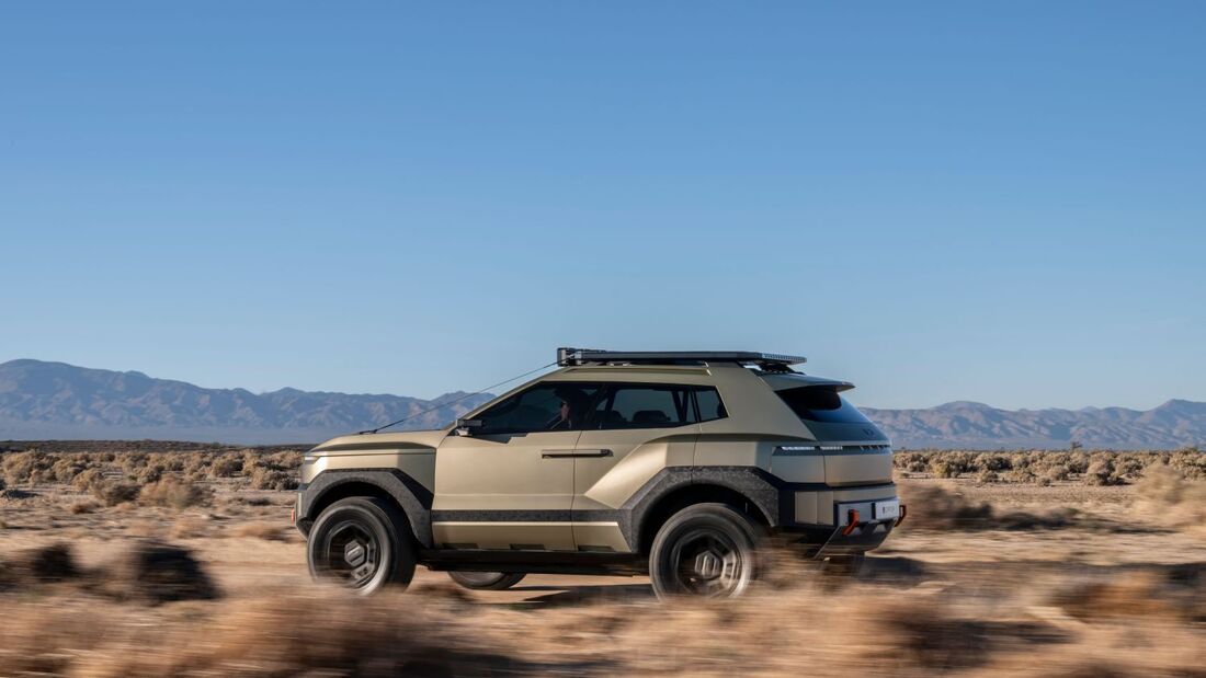 Hyundai Crater Concept als Offroad-SUV in seitlicher Ansicht bei schneller Fahrt durch eine Wüstenlandschaft.