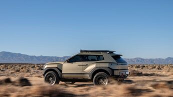 Hyundai Crater Concept als Offroad-SUV in seitlicher Ansicht bei schneller Fahrt durch eine Wüstenlandschaft.