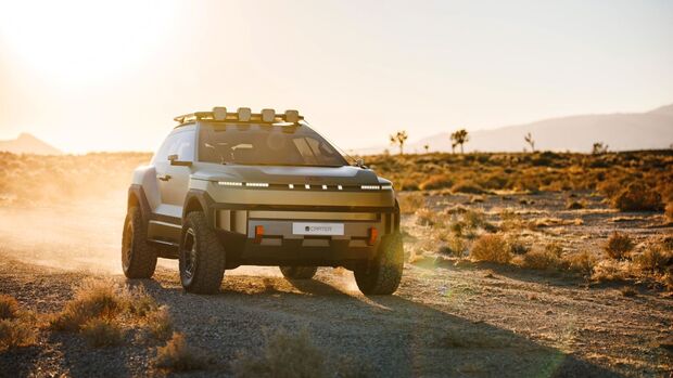Hyundai Crater Concept frontal in einer Wüstenlandschaft bei tief stehender Sonne mit großer Bodenfreiheit und Offroad-Ausstattung.