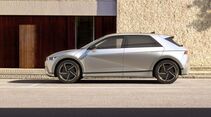Hyundai Ioniq 5 in Silber, Seitenansicht vor einer Gebäudefassade, geparkt am Straßenrand.