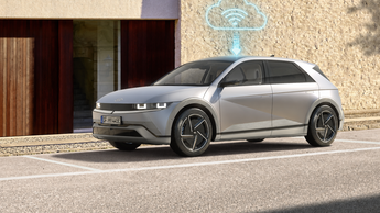 Hyundai Ioniq 5 mit Cloud-, Funk- und Download-Symbol für ein Over-the-Air-Software-Update
