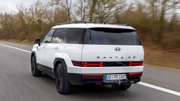 Hyundai Santa Fe Hybrid Heckansicht in Fahrt auf Straße