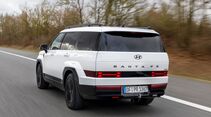Hyundai Santa Fe Hybrid Heckansicht in Fahrt auf Straße