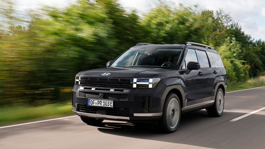 Hyundai Santa Fe Hybrid in Fahrt, Frontansicht auf Landstraße