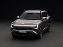 Hyundai Tucson SUV in Grau, aufgenommen schräg von vorne im Studio, mit beleuchtetem LED-Lichtband und vertikalen Tagfahrleuchten.