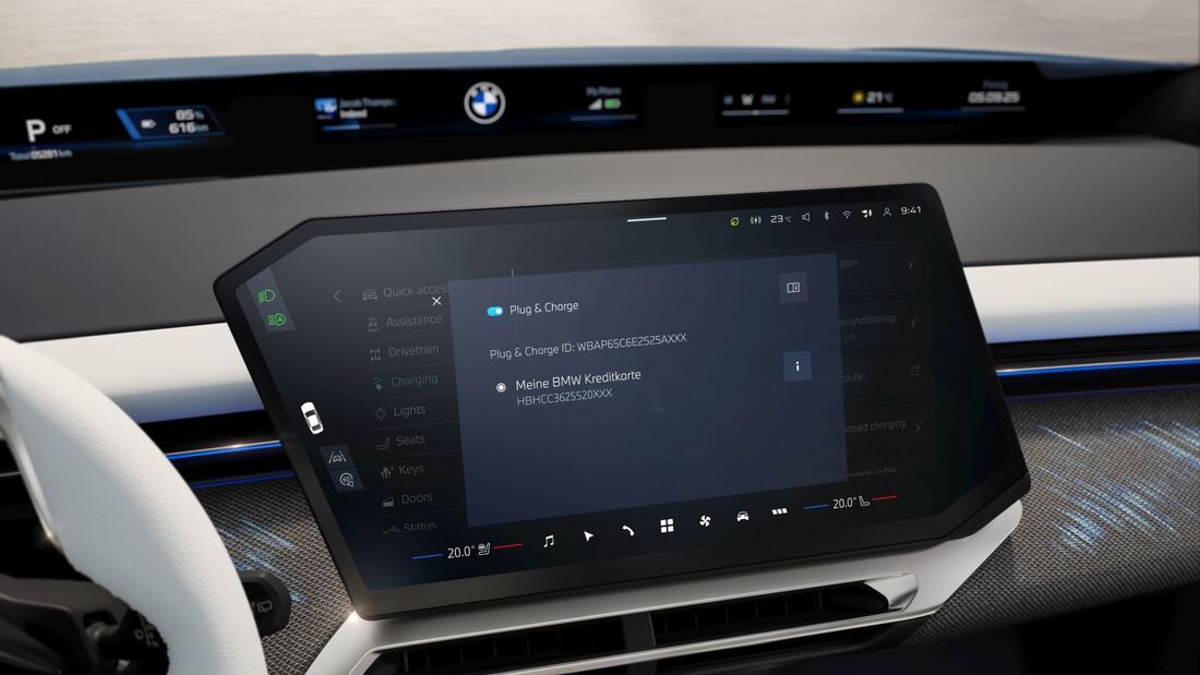 Infotainment-Display eines BMW zeigt Plug & Charge Funktion mit hinterlegter Kreditkarte für das Laden an DC-Ladesäulen