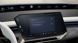 Infotainment-Display eines BMW zeigt Plug & Charge Funktion mit hinterlegter Kreditkarte für das Laden an DC-Ladesäulen