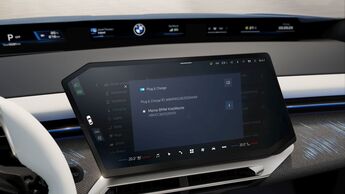 Infotainment-Display eines BMW zeigt Plug & Charge Funktion mit hinterlegter Kreditkarte für das Laden an DC-Ladesäulen
