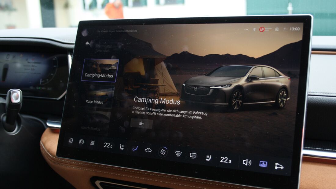 Infotainment-Display eines Elektroautos zeigt Camping-Modus mit V2L-Funktion