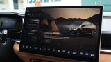 Infotainment-Display eines Elektroautos zeigt Camping-Modus mit V2L-Funktion